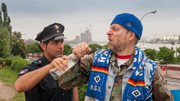 Bild 1 von 11: Ein Flaschensammler (Lotto King Karl, r.) kann Tarik (Serhat Cokgezen, l.) bei der Sache mit dem vermissten Mädchen weiterhelfen.