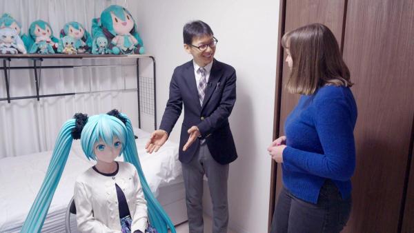 Bild 1 von 6: Im Bild: Isabella Purkart mit Akihiko Kondo, der mit der virtuellen Figur Miku verheiratet ist.