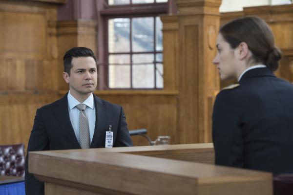 Bild 1 von 14: Lieutenant Tamsin Dale (Holly Curran, r.) soll geheime Informationen an eine Enthüllungsplattform weitergegeben haben und wird dafür vor das Militärgericht gestellt. Kann Benny (Freddy Rodriguez, l.) ihre Unschuld beweisen?