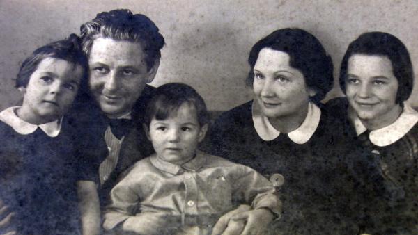 Bild 1 von 3: Im Bild: Paul Hörbiger mit seiner Familie.