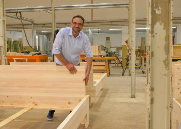 Bild 1 von 7: Im Bild: Christian Leidinger - Tischlermeister, Unternehmer, Visionär in der Klarenbrunn Fabrik in Bludenz.