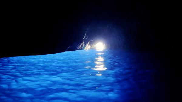 Bild 1 von 15: Lange Zeit glaubten die Menschen, dass es in der Blauen Grotte nicht mit rechten Dingen zugeht.