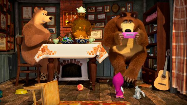 Bild 1 von 6: Der Bär hat dem Hasen und Mascha die Spielekonsole weggenommen und ist nun selbst dem Spielwahn verfallen.