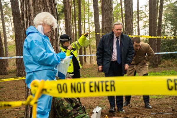 Bild 1 von 6: Eine Mordserie in einer Gruppe von so genannten Preppern, die sich hobbymäßig auf eine mögliche Apokalypse vorbereiten, beschäftigt DCI John Barnaby (Neil Dudgeon, M.), seinen Assistenten DS Jamie Winter (Nick Hendrix, r.) und Rechtsmedizinerin Fleur Perkins (Annette Badland, l.).