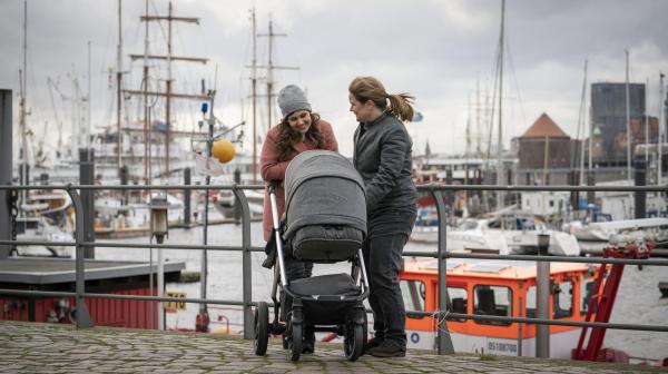 Bild 1 von 8: Yasmin Ülküm (Sophie Dal, l.); Gudrun Wohlers (Katrin Pollitt, r.)