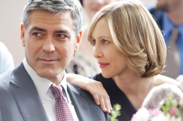 Bild 1 von 22: Auf einem seiner Flüge lernt Ryan (George Clooney, l.) eine Seelenverwandte kennen, die Geschäftsfrau Alex (Vera Farmiga, r.), die wie er lieber zwischen zwei Flügen unverbindlichen Sex sucht, als eine feste Partnerschaft eingehen zu wollen ...