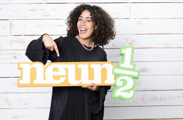 Bild 1 von 9: Moderatorin Tessniem Kadiri.