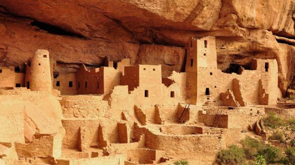 Bild 1 von 2: Vor 1200 Jahren tauchen im ganzen Südwesten erstmals mehrstöckige Wohnhäuser der Pueblos auf. Diese Lehmbauten entstehen unter Felsüberhängen und auf Tafelbergen und bieten Hunderten, wenn nicht Tausenden Menschen eine Behausung.
