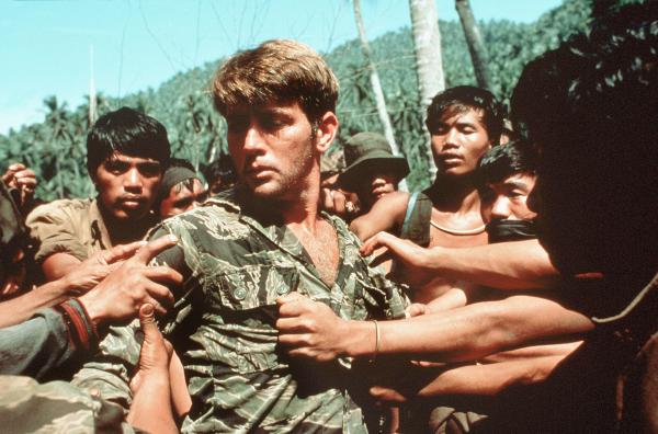 Bild 1 von 1: Captain Willard (Martin Sheen, Mitte) wird gefangen genommen.