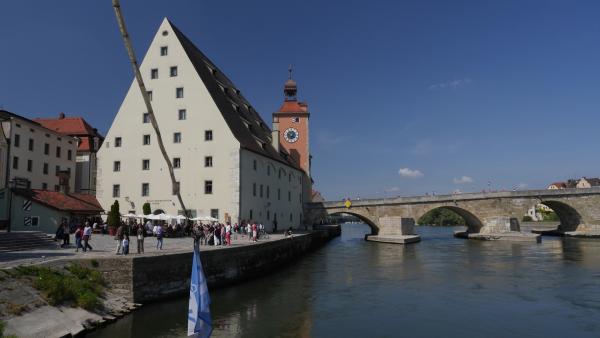 Bild 1 von 15: Blick auf die Steinerne Brücke in Regensburg.