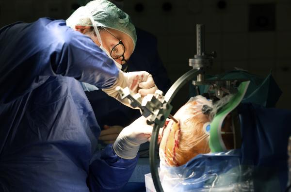 Bild 1 von 3: Gehirn-OP am Uniklinikum des Saarlandes in Homburg: Wie gut hilft die sog. Tiefe Hirnstimulation gegen die Symptome der Parkinson-Krankheit?