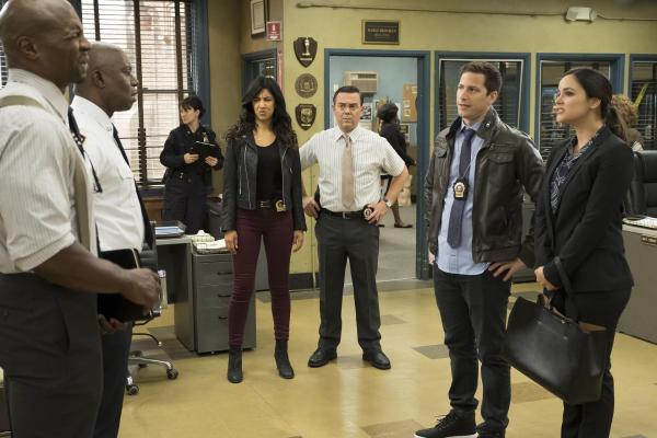 Bild 1 von 9: (v.l.n.r.) Terry Jeffords (Terry Crews); Ray Holt (André Braugher); Rosa Diaz (Stephanie Beatriz); Charles Boyle (Joe Lo Truglio); Jake Peralta (Andy Samberg); Amy Santiago (Melissa Fumero)