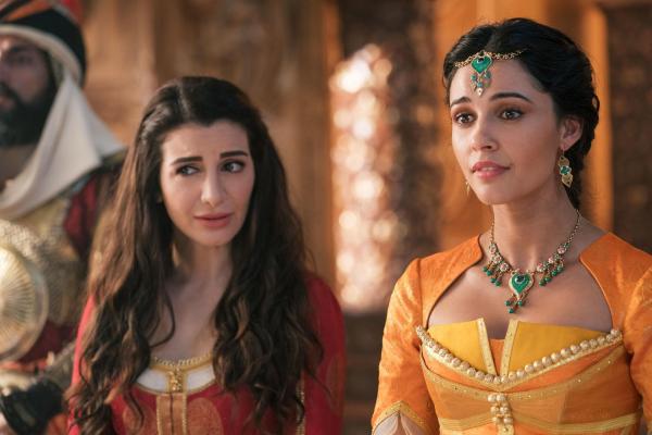 Bild 1 von 19: Dalia (Nasim Pedrad, l.); Prinzessin Jasmin (Naomi Scott, r.)