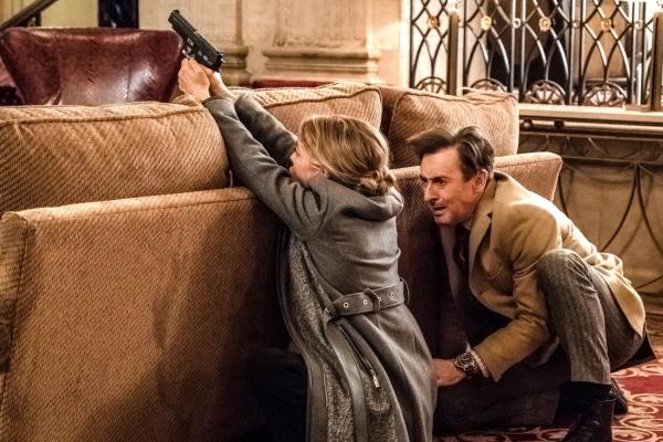 Bild 1 von 21: Geraten überraschend in eine Falle: Dr. Dylan Reinhart (Alan Cumming, r.) und Detective Lizzie Needham (Bojana Novakovic, l.) ...