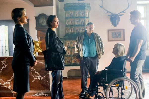 Bild 1 von 31: Im Bild (v.li.): Barbara Gassner (Agathe Mendel), Ursula Strauss (Angelika Schnell), Wolf Bachofner (Franitschek), Johanna Mertinz (Karoline Dinkelmann), Florian Eisner (Bertram Dinkelmann).