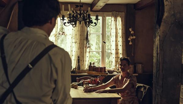 Bild 1 von 5: Lore (Judith Sehrbrock) trifft in ihren Erinnerungen auf Arman (Francois Goeske).