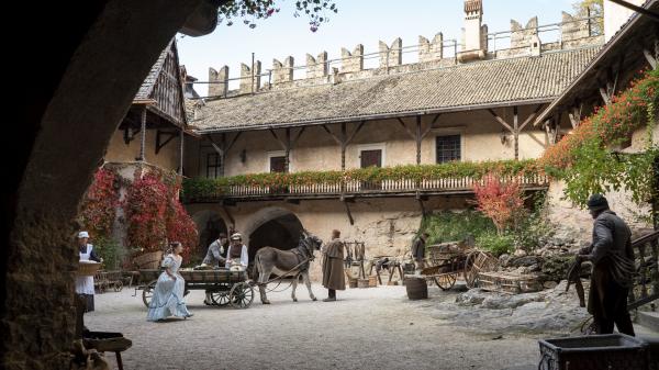 Bild 1 von 27: Das Leben auf dem Schlosshof.