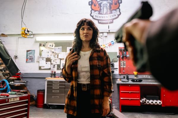 Bild 1 von 6: Die Mechatronikerin Josephine Feiler (Hanni Lorenz) wird in ihrer Werkstatt erschossen. Bei den Ermittlungen stoßen die Sokos auf gestohlenen Schmuck in ihrem Besitz. Steht der Überfall in Zusammenhang mit dem Mord?