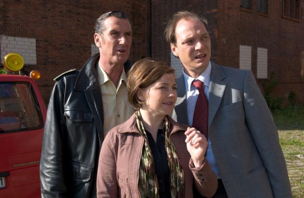 Bild 1 von 11: Hinzmann, Katrin und Winnie beobachten die L?scharbeiten. Von links: Olav Hinzmann (Kai Maertens), Katrin B?rensen (Claudia Schmutzler) und Winnie Scheel (Martin Brambach).Honorarfrei - nur f?r diese Sendung bei Nennung ZDF und Marc Meyerbr?ker