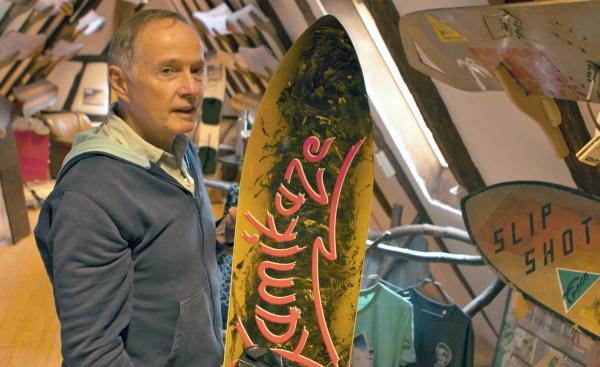 Bild 1 von 2: Martin Sammet fertigt auf dem eigenen Bauernhof Bretter in liebevoller Handarbeit, die um die ganze Welt gehen. â?¨