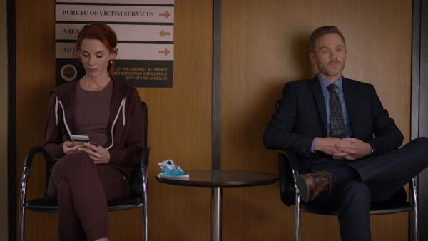 Bild 1 von 3: Im Wartebereich der Polizeistation führen Wesley Evers (Shawn Ashmore) und Monica Stevens (Bridget Regan) ein Gespräch über ihre Glaubwürdigkeit und das zerbrechliche Vertrauen, das ihre kriminellen Mandanten in sie setzen.