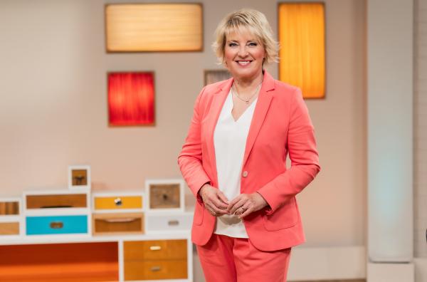 Bild 1 von 3: Das tägliche Servicemagazin des SWR Fernsehens bietet Wissenswertes aller Sparten.  Moderatorin Heike Greis präsentiert Gesundheitstipps, Rezepte, Ratschläge, Freizeitanregungen und Unterhaltung.