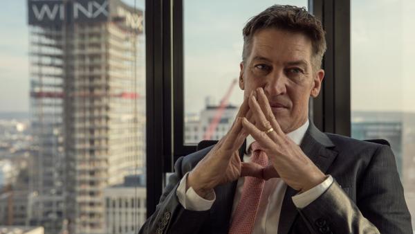 Bild 1 von 4: Es sieht nicht gut aus für die Deutsche Global Invest, die Finanzaufsicht steht vor der Tür. Doch Finanzvorstand Quirin Sydow (Tobias Moretti) hat wie immer einen Plan B.