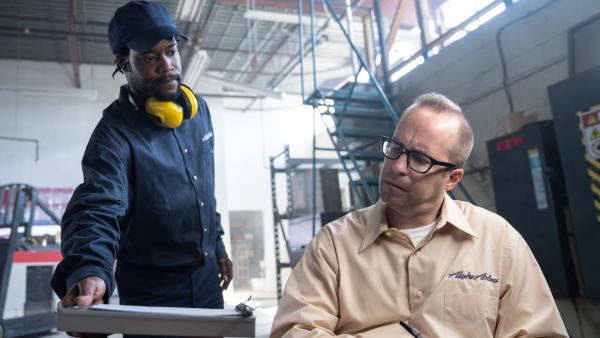 Bild 1 von 3: Warum wurden Hinweise eines Alaska-Airlines-Mechanikers auf technische Abnutzung nicht beachtet? (Reenactment-Szene).