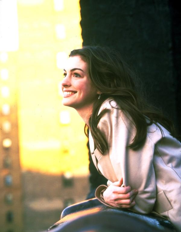 Bild 1 von 3: Mit ihrem Wuschelkopf, der uncoolsten Brille seit der Erfindung des Kassengestells und der Begabung garantiert in jedes Fettnäpfchen zu treten, zählt Mia (Anne Hathaway) nicht gerade zu den beliebtesten Girls an ihrer Schule. Die Jungs ignorieren sie, von den Mädels wird sie verspottet und ihr heimlicher Schwarm - der angesagteste Typ der ganzen High School - hat nur Augen für das oberflächliche Girlie Lana (Mandy Moore). Niemand schenkt Mira besondere Beachtung - bis zu dem Tag, an dem sie aus heiterem Himmel eine unglaubliche Nachricht erhält: Sie ist eine echte Prinzessin! Ihre Großmutter Clarisse Renaldi (Julie Andrews) ist eigens angereist, um Mia diese Botschaft zu überbringen und aus dem etwas trampeligen Teenager eine würdige Thronfolgerin zu machen. Doch Mia denkt nicht im Traum daran, ihre Boots gegen Edel-Pumps auszutauschen und schon bald steht Mia vor der schwierigsten Entscheidung ihres Lebens...