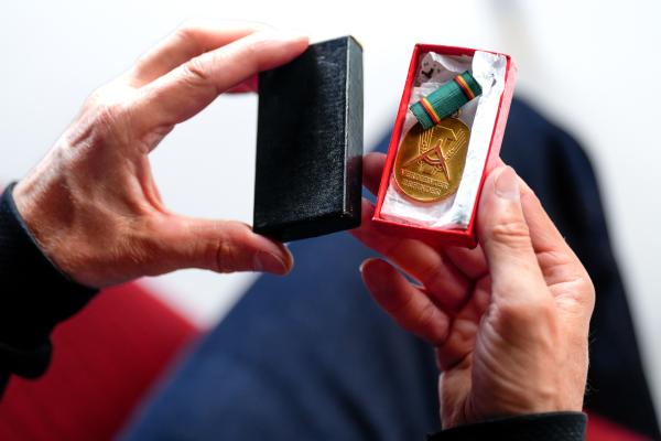 Bild 1 von 4: In der DDR war Erfindungsreichtum systemrelevant: Technische Innovationen und Ideen wurden gezielt gefördert - vor allem, wenn sie Devisen für den Staat einbrachten. Während der Staat mit den Patenten oft wertvolle Westwährung erwirtschaftete, blieb den eigentlichen Erfindern meist nur eine symbolische Anerkennung: Statt finanzieller Beteiligung gab es häufig lediglich einen Orden oder eine Urkunde. Das Prestige war sichtbar, der Lohn jedoch spürbar klein.