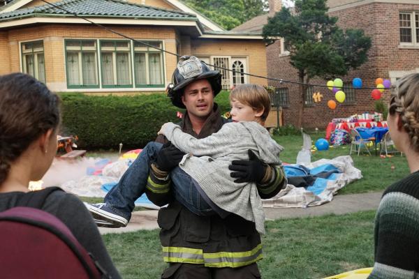 Bild 1 von 5: (l-r) Taylor Kinney as Kelly Severide, Jaden Klein as Kevin Sullivan -- (Photo by: Elizabeth Morris/NBC)