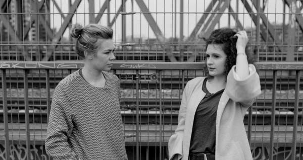 Bild 1 von 8: Schluss mit der romantischen Liebe? Wer eine Familie gründen will, sollte das vielleicht lieber in einer WG mit Freunden tun, erklärt Philosophin Johanna Juni.