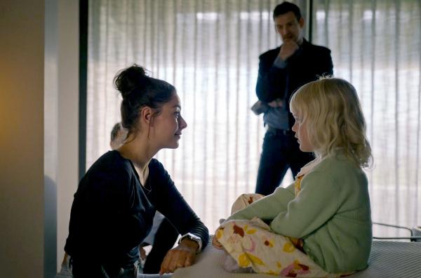 Bild 1 von 4: Bereit für ein Experiment? Freyja (Vivian Ólafsdóttir, li.) möchte Margrét (Valdís Brynja Finnsdóttir, re.) hypnotisieren, um Erinnerungen in ihr zu wecken. Huldar (Kolbeinn Arnbjörnsson, Mi.) ist angespannt.