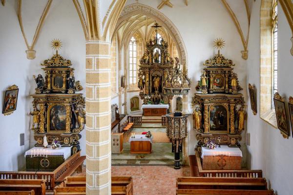 Bild 1 von 5: Im Bild: Der Hauptaltar und die Kanzel der Filialkirche Weigersdorf.