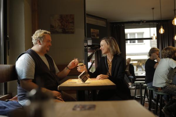 Bild 1 von 1: Malte (Daniel Zillmann) und Anita (Nadja Becker) treffen sich in Maltes Stammkneipe, nachdem sich Anita mit ihrem Mann gestritten hat.