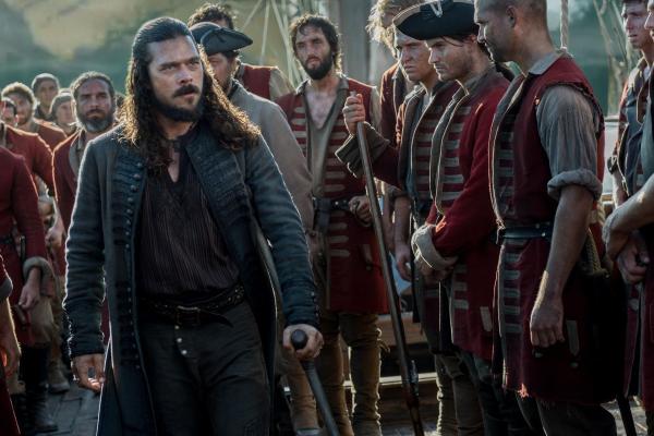 Bild 1 von 10: Silver (Luke Arnold) möchte nach alldem, was passiert ist, mit einem Austauschangebot Madi in Sicherheit wissen. Doch das war mit Flint nicht abgesprochen ...