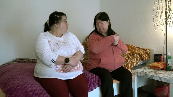 Bild 1 von 2: Pamela (re.) fühlt sich in ihrem Zuhause unsicher, da mysteriöse Ereignisse sie ängstigen. Ihre Freundin Marita soll ihr helfen, diese unheimlichen Vorkommnisse zu beenden.