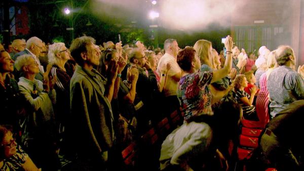Bild 1 von 7: Im Bild: Standing Ovations für die Schauspieler der Tschauner Bühne.