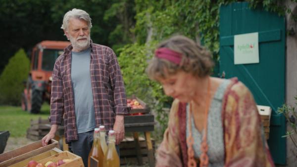 Bild 1 von 15: Georg Arntz (Volker Meyer-Dabisch, l.); Henni Baum (Gitta Schweighöfer, r.)