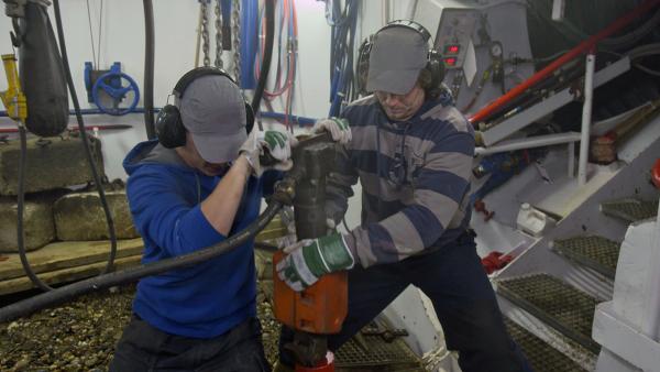 Bild 1 von 3: Die Matrosen auf dem Tauchglockenschiff \