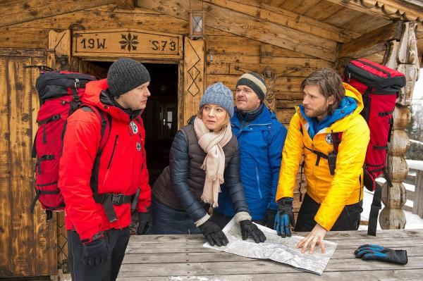 Bild 1 von 7: Im Bild: Die Suche von Markus (Sebastian Ströbel, r.), Ben (Mirko Lang, l.) und dem Ehepaar Babette (Marion Mitterhammer, 2.v.l.) und Stefan (Cornelius Obonya, 2.v.r.) Brandner führt zu einer alten Berghütte. Weiß Babette mehr?