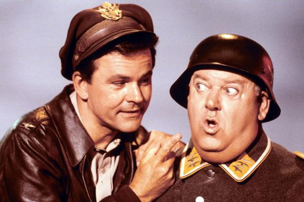 Bild 1 von 2: Colonel Robert E. Hogan (Bob Crane, l.), Sgt. Hans Georg Schultz (John Banner)