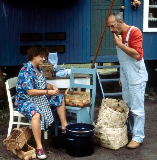 Bild 1 von 4: Wie die Kartoffeln in den Keller kommen?