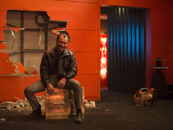 Bild 1 von 17: Zwölf Jahre im Knast haben ihn sichtlich gezeichnet, doch als er endlich aus dem Gefängnis entlassen wird, hat Safe-Knacker Dom (Jude Law) nur einen Plan: Den Gangsterboss Mr. Fontaine, für den er damals hinter Gittern gewandert ist, wortwörtlich zahlen zu lassen ...