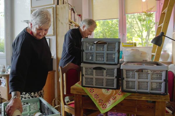 Bild 1 von 10: Ulrike (l.) und Gerhard (r.) müssen viel aussortieren für die gemeinsame Wohnung.