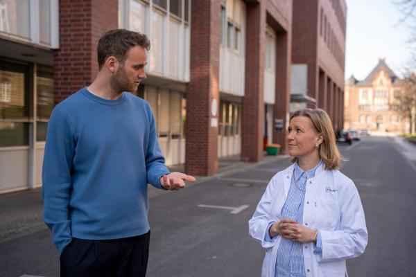 Bild 1 von 4: Sexualwissenschaftlerin Dr. Laura Hatzler erklärt Psychologe Leon Windscheid, wie Lust im Körper entsteht.