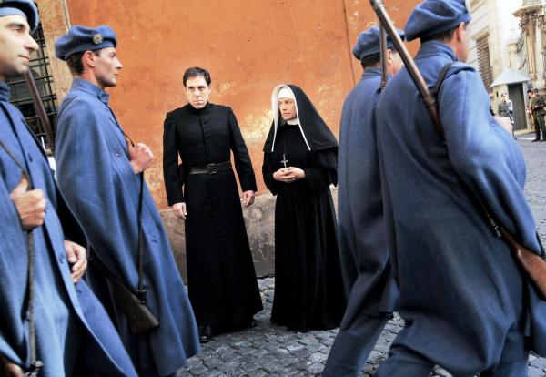 Bild 1 von 18: Im Bild: Schwester Pascalina (Christine Neubauer) und Pater Andreas (Thomas Loibl) entwickelt einen Plan, um die Schweizergarde aufzustocken.