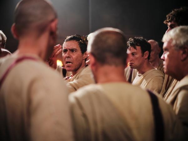 Bild 1 von 4: Einige Senatoren fürchten Caesars Gewaltherrschaft. Sie ermorden ihn im Senat.