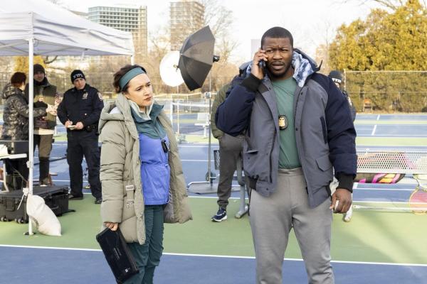 Bild 1 von 10: Hana Gibson (Keisha Castle-Hughes, l.); Ray Cannon (Edwin Hodge, r.)