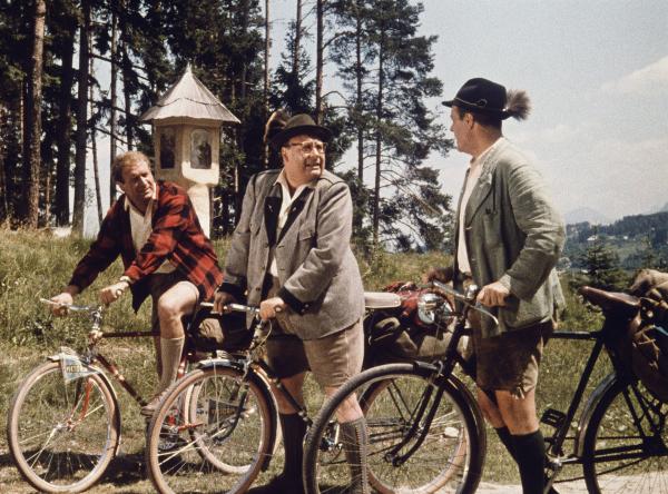 Bild 1 von 1: Kräftig in die Pedale treten: Die 3 ehemaligen Schulkameraden Fritz Eilers (Heinz Erhardt, Mitte), Ulrich Salandt (Hans-Joachim Kulemkampff, li.) und Johannes Büttner (Wolf Albach-Retty).